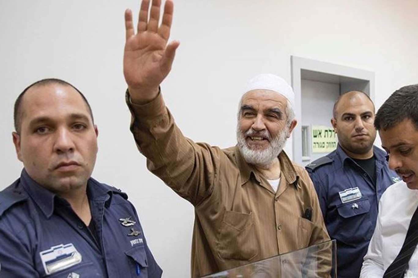 İşgal rejiminin sözde mahkemesi Şeyh Raid Salah’ın hücre hapsi süresini uzattı